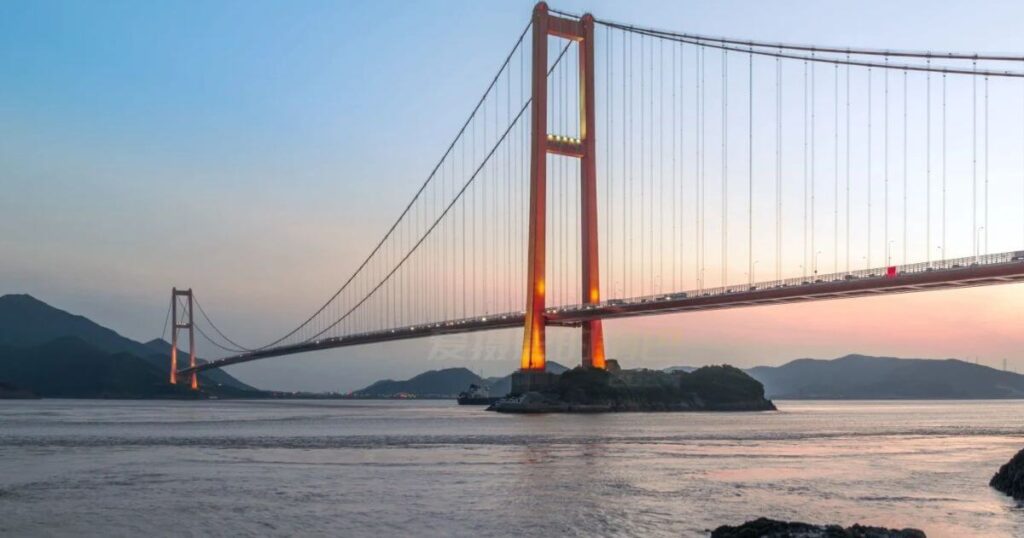 舟山跨海大橋，背景是寧靜的海面和遠處的山脈。