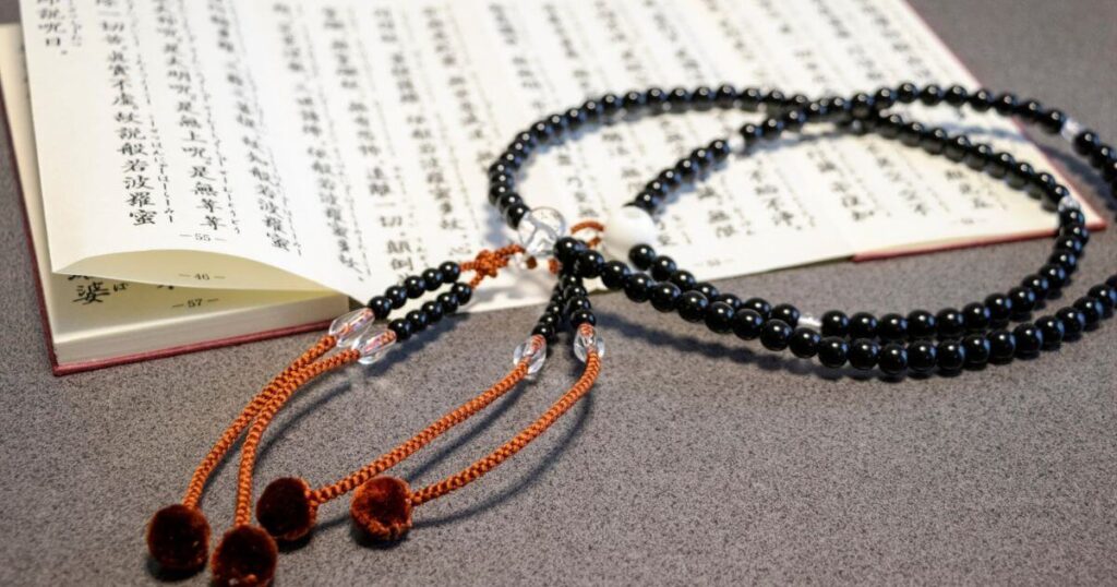 佛珠與經書的靜心時刻