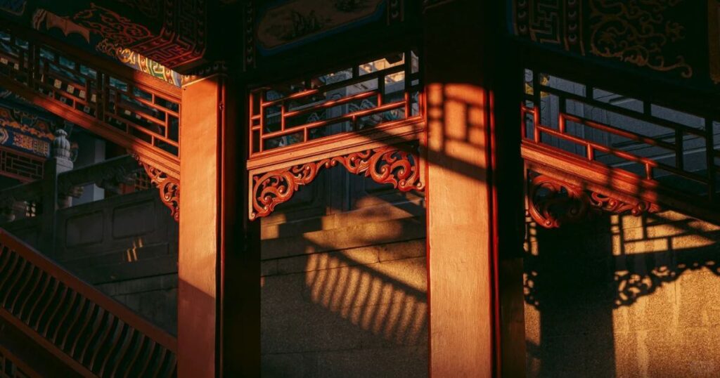 普陀山寺廟夕陽光影