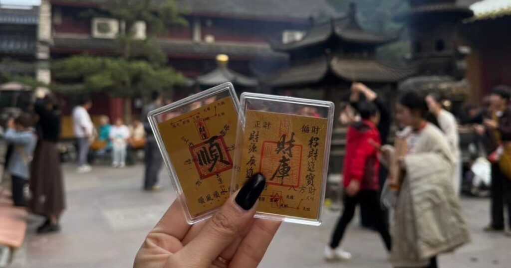 普陀山朝聖現場求得平安招財護身符